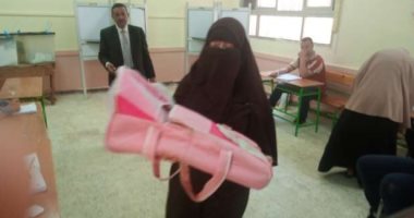 ناخبة تصطحب رضيعتها أثناء الإدلاء بصوتها في انتخابات الشيوخ ببنها.. صور