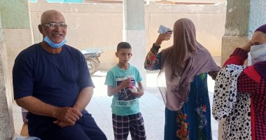 توزيع الكمامات على الناخبين.. والشرطة تساعد كبار السن ببنى سويف (صور)