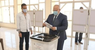 رئيس جامعة القاهرة يُدلى بصوته فى انتخابات مجلس الشيوخ ويؤكد: فرض عين