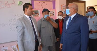 محافظ الوادى الجديد يواصل تفقد لجان انتخابات الشيوخ بمركز الخارجة.. صور