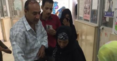صور.. مساعدة كبار السن للوصول إلى اللجان الانتخابية بالعجوزة