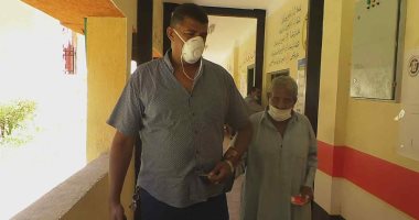 مسن بأسوان: مش مهم اختار مين الأهم أشارك بصوتى فى الانتخابات.. صور