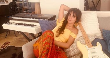 كاميلا كابيلو تبعث رسالة لمعجبيها من بين الآلات الموسيقية.. تعرف عليها 