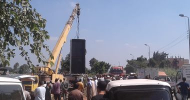 انتشال جثة أحد ضحايا غرق معدية نيلية بقرية دميشلى بالبحيرة