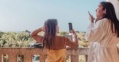 هكذا تستمتع "هاربر" ابنة فيكتوريا بيكهام برحلتها فى اليونان.. صور 