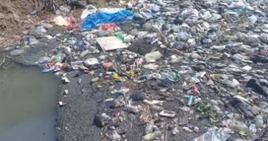 سيبها علينا.. شكوى من تراكم القمامة بمصرف قرية الحوتة فى البحيرة