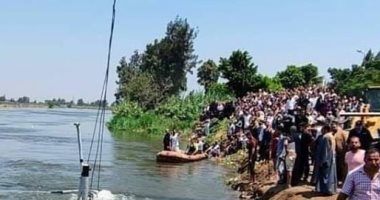 قارىء يشارك بصور جديدة لتجمع أهالى ضحايا معدية الموت بالبحيرة للبحث عن ضحايا