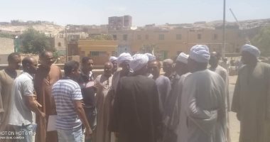 استعدادات مكثفة لبدء أعمال تطوير مزلقان الخوى فى أسوان.. صور