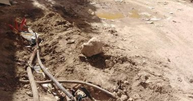 سيبها علينا..سكان تقسيم أبو العباس بالغردقة يشكون من كابل كهربائى 