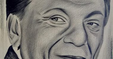 قارىء فلسطينى يبرز موهبته فى الرسم ببورتريه للفنان عادل إمام 