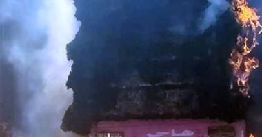 الدفع بـ6 سيارات إطفاء للسيطرة على حريق شاحنة محملة بقش الأرز فى أسوان.. صور