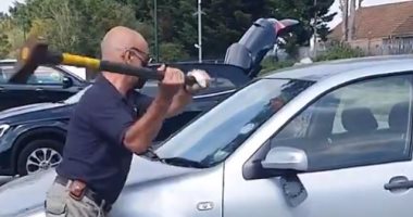 "بين الحياة والموت".. بريطانى يهشم زجاج سيارة لإنقاذ كلب.. فيديو