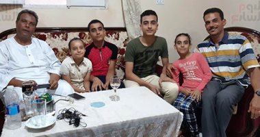 صور.. السعادة تسيطر على منزل الأول على الثانوية الأزهرية علمى بالبحيرة.. علاء رجب: حلم حياتى دخول كلية الطب لعلاج الفقراء.. مثلى الأعلى العالم جابر بن حيان.. وأشعر بالفخر باتصال شيخ الأزهر لتهنئتى بالتفوق