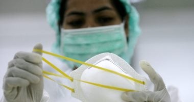 ضبط مصنعين لتعبئة المواد الغذائية وإنتاج الكمامات الطبية المقلدة بالقليوبية