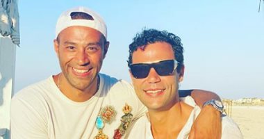 محمد إمام وعلاء الشربينى يستمتعان بالأجواء الصيفية على شاطئ البحر