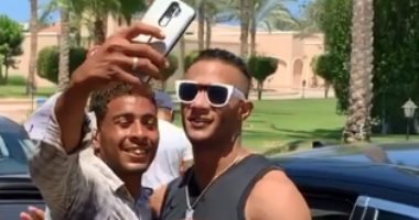 فيديو وصور.. محمد رمضان يلتقط سيلفى مع معجبيه فى الشارع