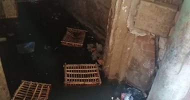 سيبها علينا.. سكان شارع الجامع بالمنيب يشكون غرقهم فى مياه الصرف الصحى