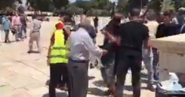 متطوعون يوزعون مصليات ومظلات شمسية خلال صلاة الجمعة بالمسجد الأقصى.. فيديو