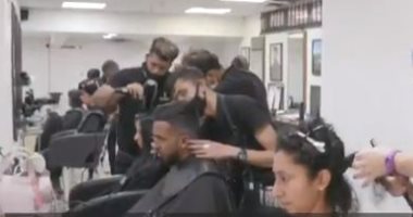سكان موريشيوس يتبرعون بشعرهم لمكافحة تسرب النفط على الجزيرة.. فيديو