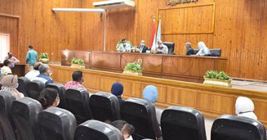محافظ أسيوط: تكليف لجنة لحل مشكلة الإقبال الكبير على مرحلة رياض الأطفال