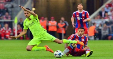 الإنجليزي مايكل أوليفر حكما لمباراة برشلونة ضد بايرن ميونخ فى أبطال أوروبا 
