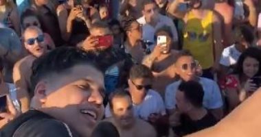 عمر كمال وحمو بيكا يغنيان فى الساحل الشمالى.. فيديو