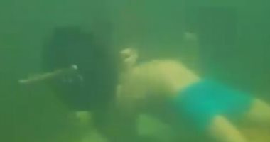 روسى يرفع 50 كيلو حديد تحت الماء ويدخل موسوعة "جينيس".. فيديو