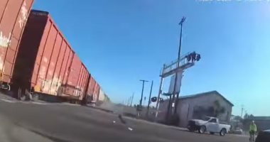 لحظات من الرعب.. شاهد شرطيا ينقذ رجلا مقعداً من قطار مسرع