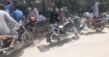 صور.. 578 متعاقدا داخل مستشفى إسنا يناشدون المسئولين بعودتهم للعمل