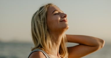 5 تمارين تنفس سهلة للتخلص من التوتر والقلق.. غير يومك فى دقائق