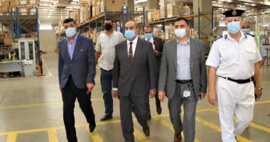 وزير الطيران يتفقد لجنة حصر الشحنات الخطرة بقرية البضائع فى مطار القاهرة