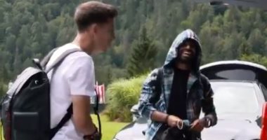 شاهد.. وصول محمد صلاح ونجوم ليفربول إلى النمسا للتحضير للموسم الجديد