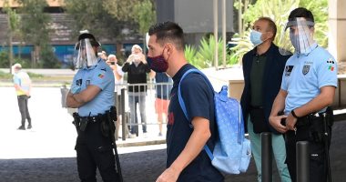 بعثة برشلونة تصل كتالونيا بعد أسوأ رحلة فى تاريخ النادى.. فيديو وصور