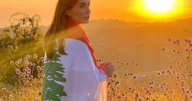 شاهد.. سيرين عبد النور تلف جسدها بعلم لبنان.. وتعلق: بحبك يا بيروت