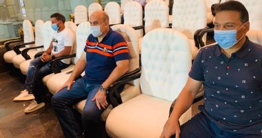 حسام البدرى يحضر مباراة الزمالك والمقاصة بـ"الكمامة"