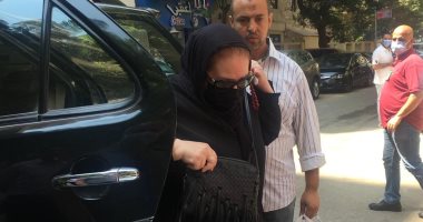 دلال عبد العزيز داخل المقابر تقرأ القرآن وميرفت أمين تنهار فى جنازة شويكار