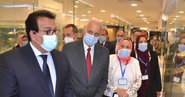 وزير التعليم العالى ورئيس جامعة الإسكندرية يفتتحان متحف مقتنيات الجامعة..صور