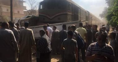 تعطل حركة القطارات بالمنوفية عقب الاصطدام بسيارة نقل.. صور