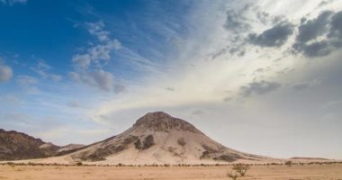 تعرف على جبل الصايرة البيضاء صاحب الشكل النادر بالسعودية.. صور