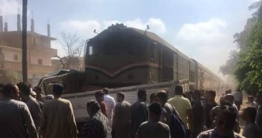 عودة حركة القطارات بالمنوفية عقب رفع أثار حادث تصادم السيارة 