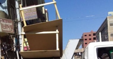 رفع الإشغالات والتعديات بشوارع حى شرق بمدينة كوم أمبو بأسوان.. صور