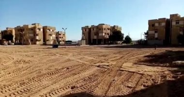 تجهيز ملعبين كرة قدم خماسى بمنطقة الحراجية فى مدينة رأس غارب.. صور