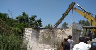 صور.. إزالة حالات تعد على منافع الرى والأراضى الزراعية بالمنوفية