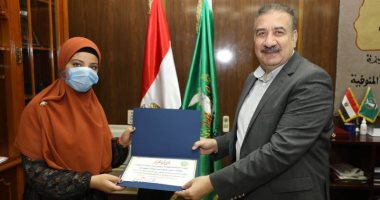 صور.. محافظ المنوفية يكرم أول الثانوية الأزهرية ويمنحها شهادة تقدير ومكافأة