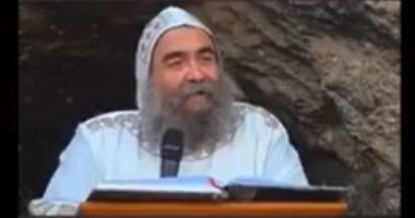 أسقف أسيوط يعتذر: "ضربت شخص اللى يعرفه يجيبهولى علشان أقبل راسه".. فيديو