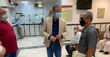 محافظ الفيوم يفاجئ الموظفين بالمركز التكنولوجى فى مجلس المدينة.. صور