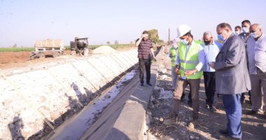 محافظ أسيوط يتفقد تبطين ترع قرى نجع سبع وأولاد رايق ..صور