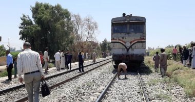 توقف حركة القطارات بقنا بسبب تصادم قطار بتروسيكل.. صور