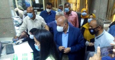 سكرتير محافظة سوهاج يتابع تلقى طلبات التصالحات بمخالفات البناء (صور)