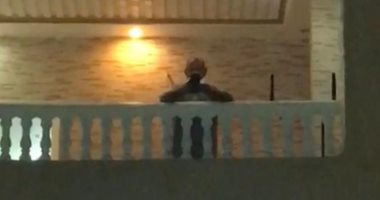 رجل سعودى يحضر عقد قران ابنته من شرفة المنزل.. تعرف على السبب "صور"